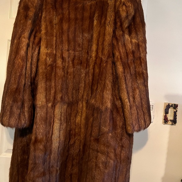 Fabulous Furs Luxurious Brown Fur Coat - Picture 4 of 4